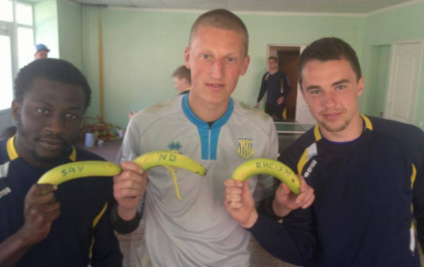 „SMScredit.lt A lygos“ komandos prisidėjo prie „bananinės“ akcijos prieš rasizmą