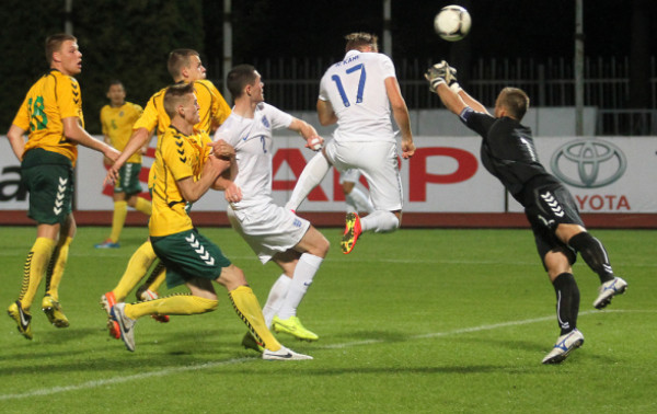 Pagirtinai rungtyniavusi U-21 rinktinė tik dvikovos pabaigoje nusileido anglams