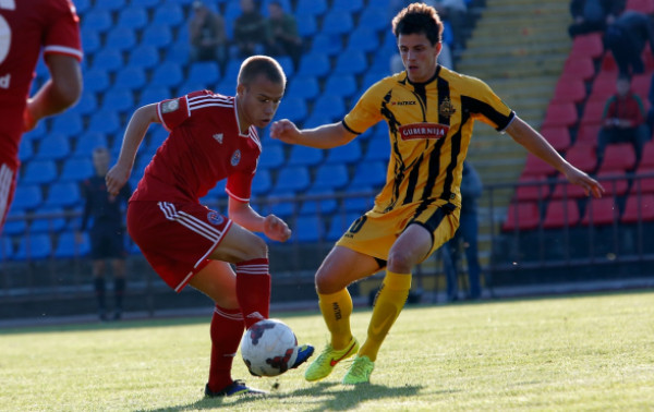 28-ojo turo anonsas: viršutinė lentelės pusė - prieš apatinę