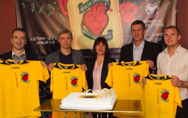 Rinktinė kviečia atnešti savo širdis į stadioną 