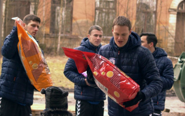 „Stumbro" žaidėjai linksmai leido laiką su beglobiais šuneliais