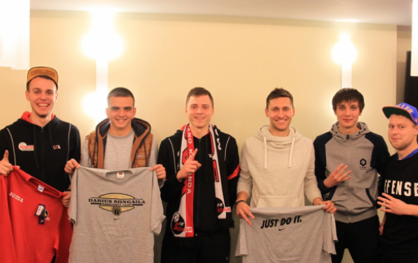 „Sūduvos“ futbolininkai kartu „Sūduva-Mantinga“ krepšininkais žaidė FIFA 15