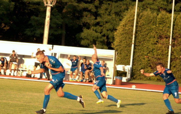 Favoritams - namuose žaidusių varžovų smūgiai