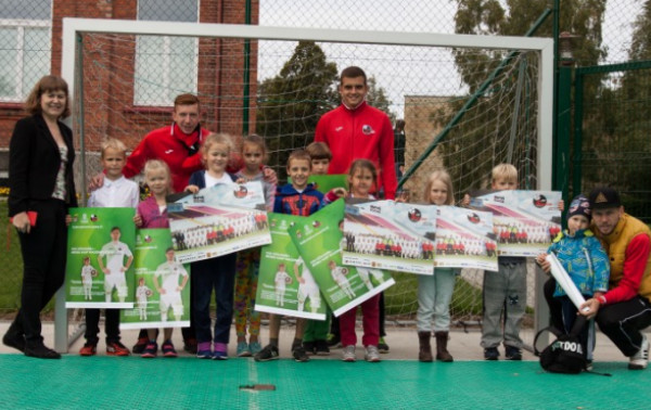 „Sūduvos“ futbolininkai vedė futbolo pamokas Marijonų gimnazijoje