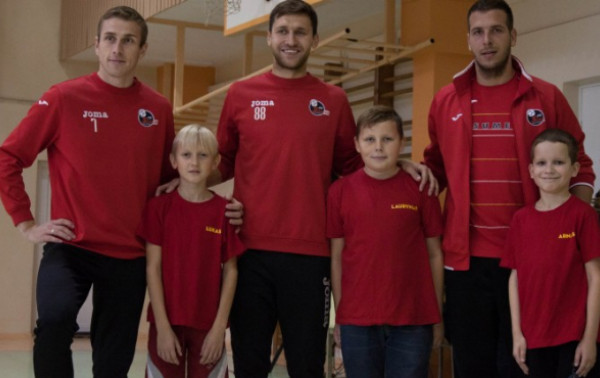 „Sūduviečiai“ futbolo paslapčių mokė P. Armino pagrindinės mokyklos moksleivius