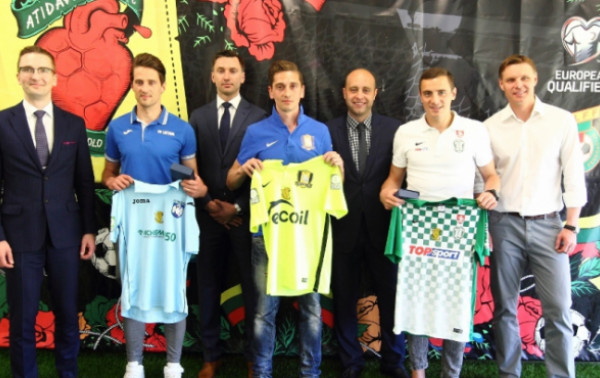 Lietuvos rinktinės futbolininkų marškinėlius puoš auksinės širdys