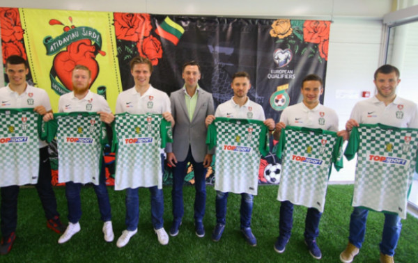 Žalgiriečiams įteikti „Auksinių širdžių“ marškinėliai