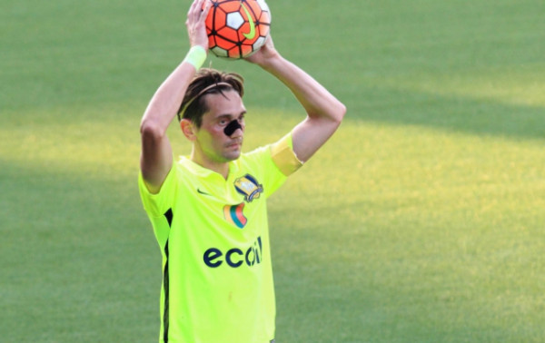 D.Česnauskis rungtyniaus su apsaugine veido kauke