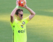 D.Česnauskis rungtyniaus su apsaugine veido kauke