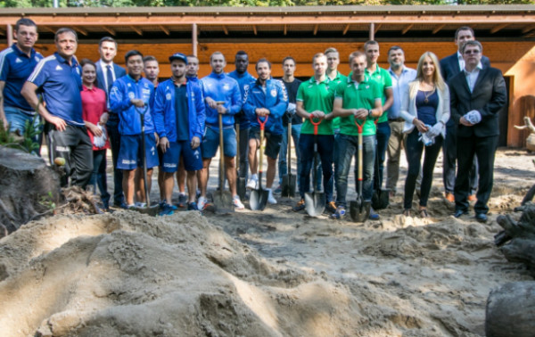 Futbolininkai sutvarkė stumbryną Lietuvos zoologijos sode