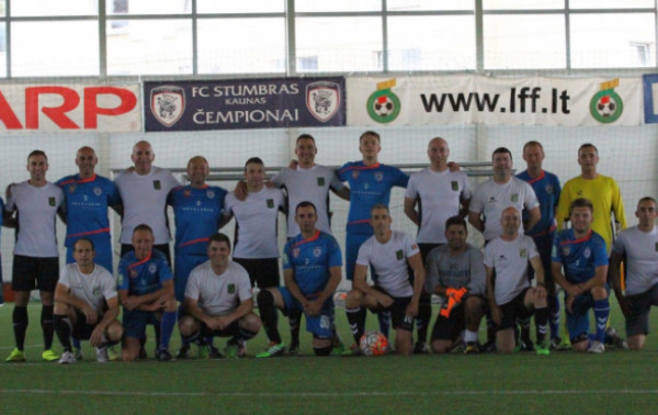 „Stumbro“ vyr. treneris M.Barreto futbolo aikštėje varžėsi su portugalų kariais