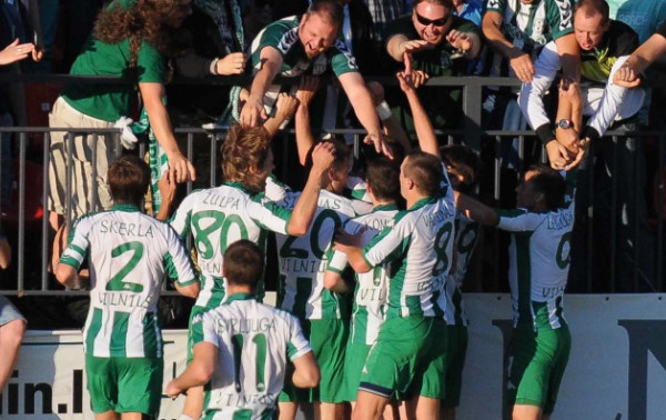 Prie bilietų kasų nusidriekė sirgalių eilės