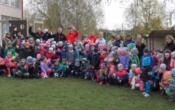 „Sūduvos” futbolininkai apsilankymu nudžiugino vaikų darželio auklėtinius