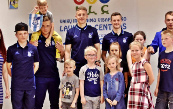„Jonavos“ futbolininkai vaikus skatino vasarą praleisti aktyviai