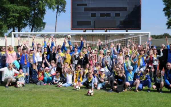 „Atlanto“ futbolininkai susitiko su silpnaregiais vaikais