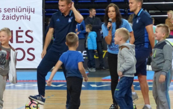 „Jonavos“ futbolininkai kvietė vaikus sportuoti