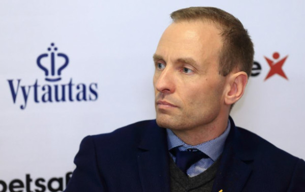 C. Falchas į jaunimo rinktinę kviečia 9 A lygos futbolininkus