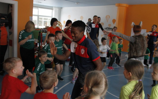 „Stumbras“ futbolo magija dalinosi su pačiais mažiausiais