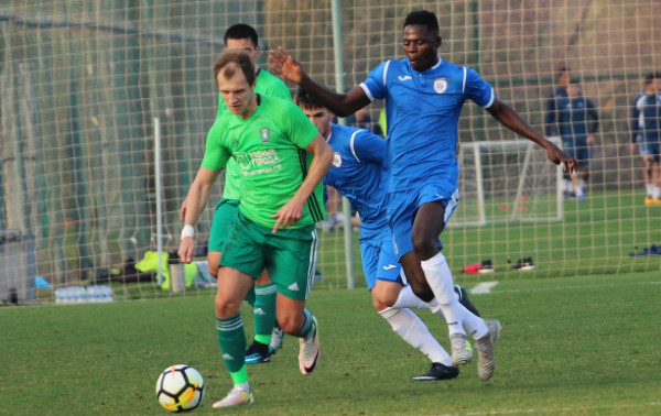 „Stumbras“ sukirto rankomis su perspektyviu afrikiečiu