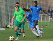 „Stumbras“ sukirto rankomis su perspektyviu afrikiečiu