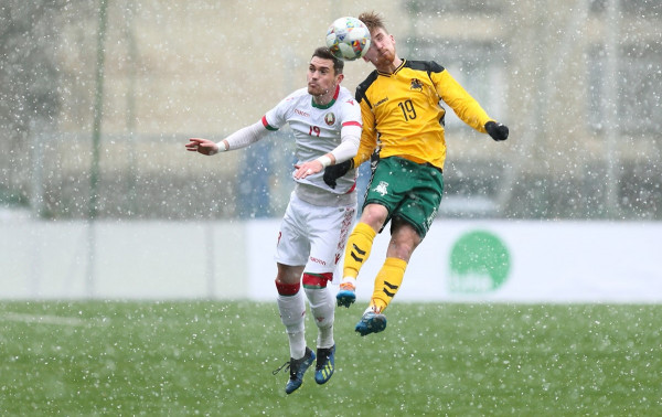 Jaunimo rinktinė su kaimynais kovojo tikrame sniego mūšyje