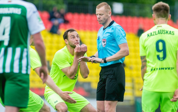 Tarp įsimintiniausių akimirkų – teisėjo pamesta kortelė, brazilo triukas ir puikūs įvarčiai