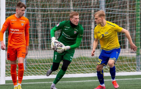 Netikėtai į ugnį mestas vartininkas – geriausias lapkritį