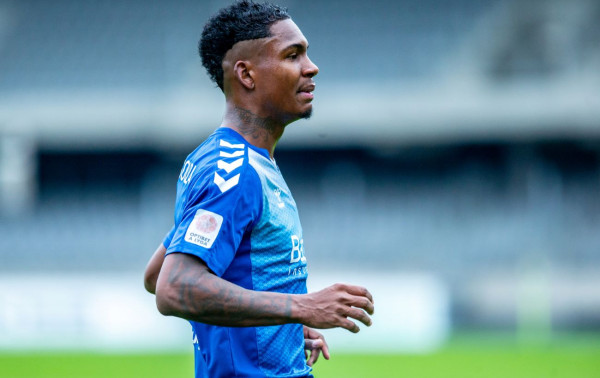 Mėlynai balti palinkėjo sėkmės trims žaidėjams